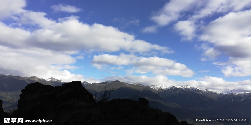 蓝天白云大山风景