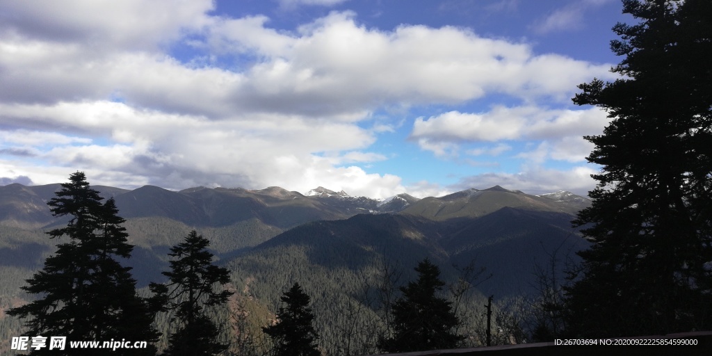 蓝天白云大山树木风景