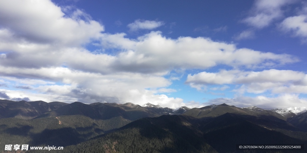 蓝天白云大山山峦风光