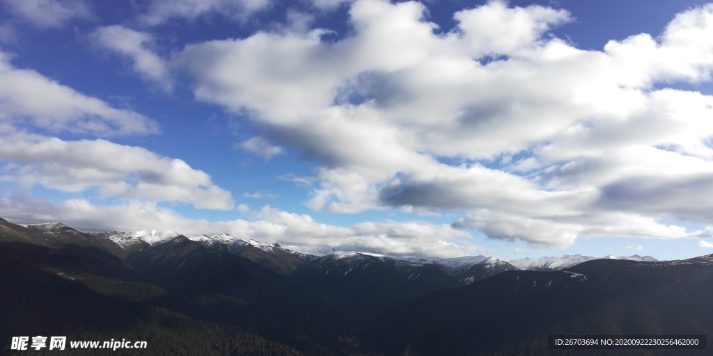 蓝天白云大山风景