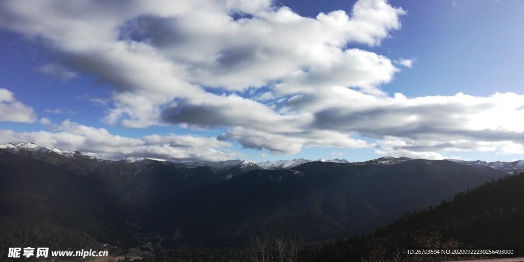 蓝天白云连绵大山风景