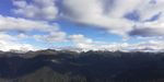 蓝天白云连绵大山雪松风景