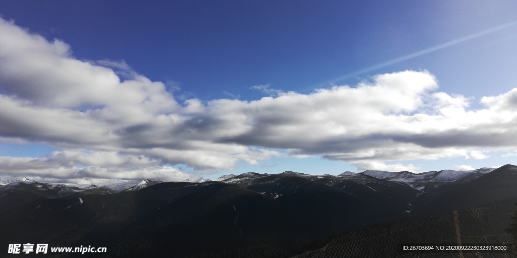 蓝天白云高原大山风光