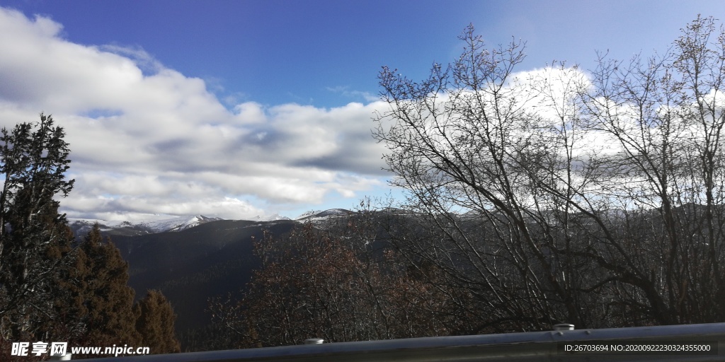 蓝天白云高山树木风景