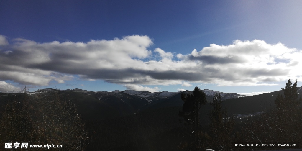 蓝天白云连绵大山风光