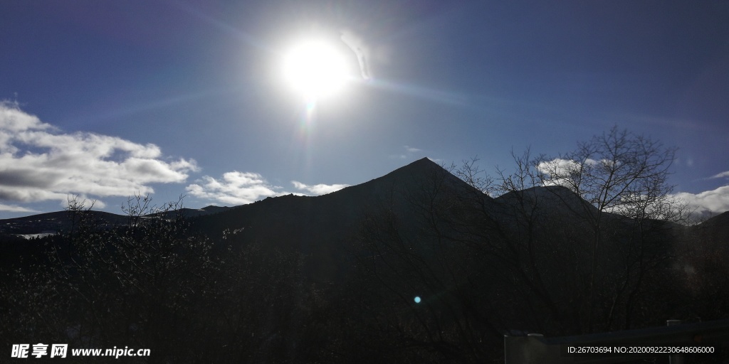 蓝天白云日出高山风景