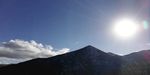 蓝天雪山太阳光芒风景