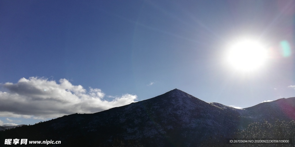 蓝天雪山太阳光芒风景