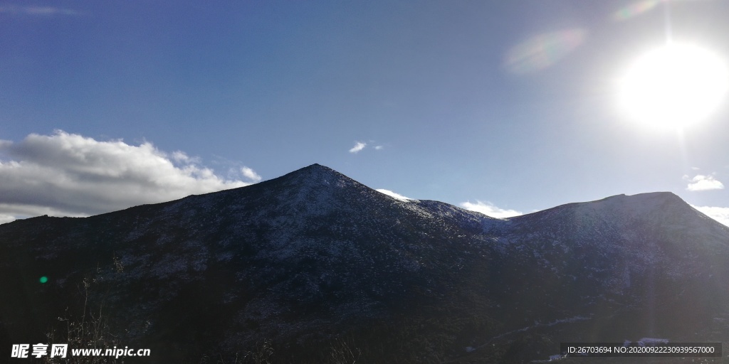 蓝天日出雪山风景