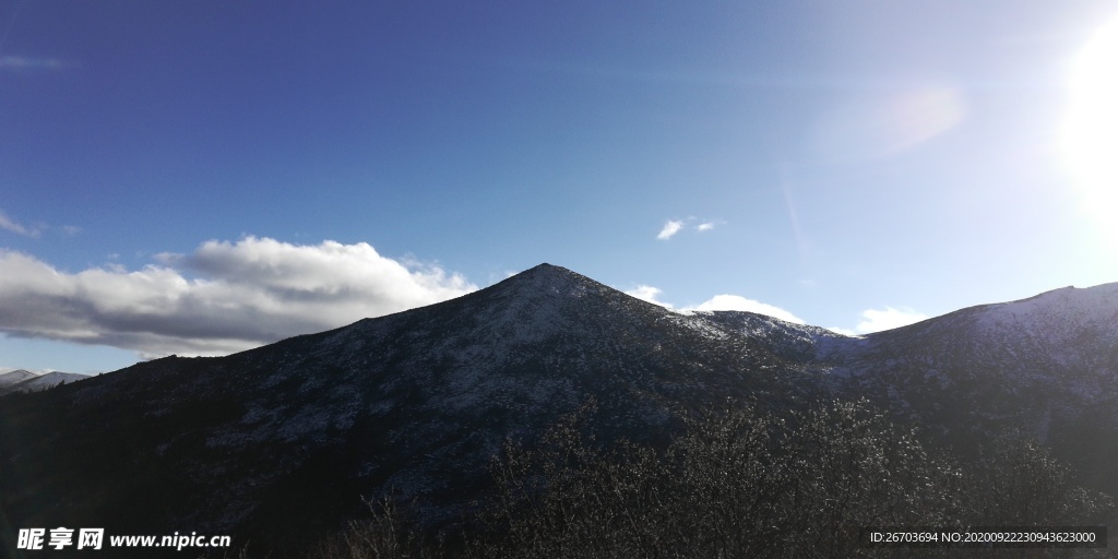 蓝天雪山太阳日出风景