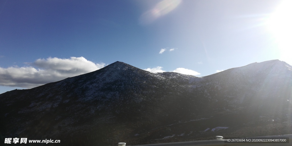 雪山日出图片