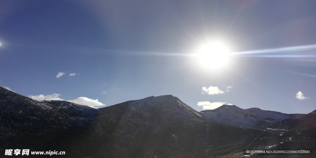 蓝天雪山太阳光晕风景