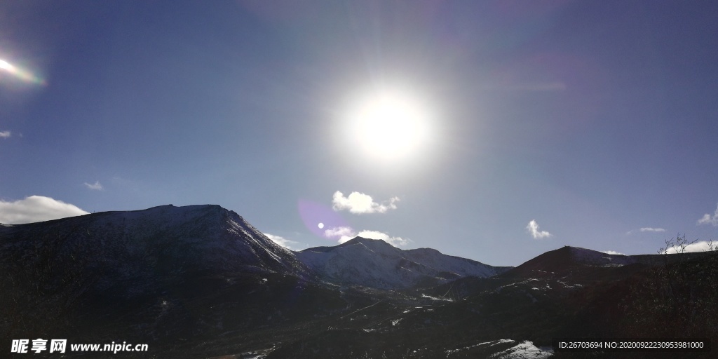 雪山日出太阳光晕