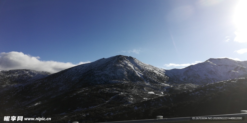 大山雪峰日出