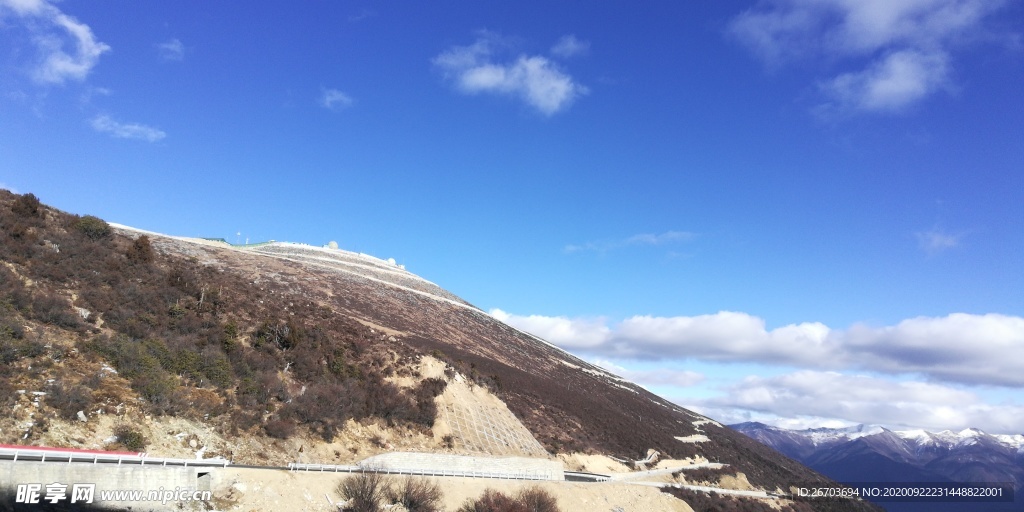 蓝天白云大山风景