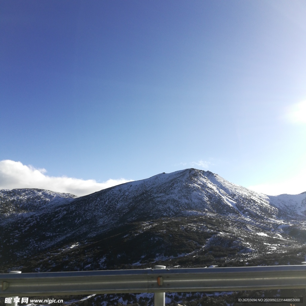 蓝天雪山图片