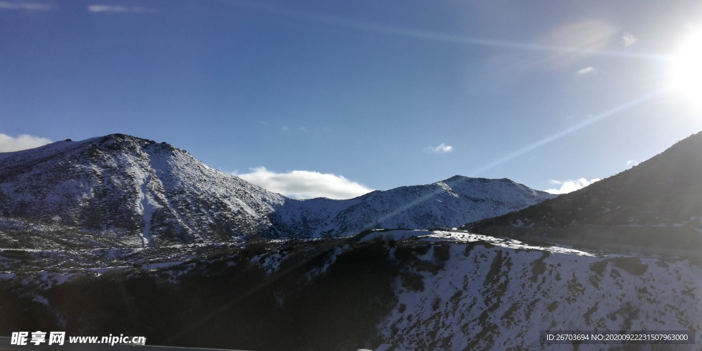 蓝天日出雪山风景