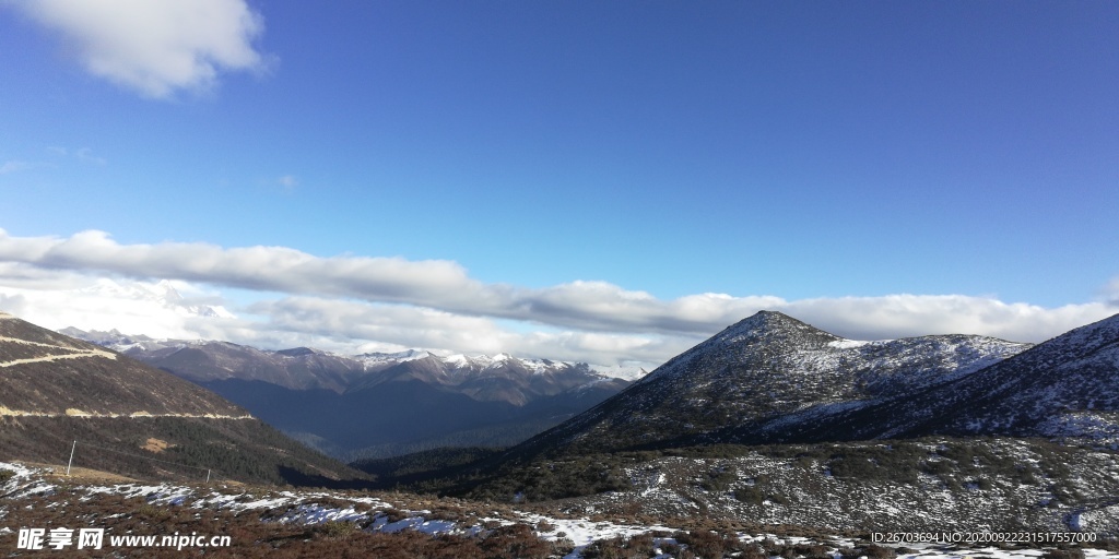 蓝天白云雪山风光