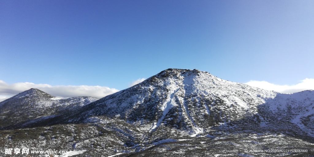 蓝天白云雪山风景