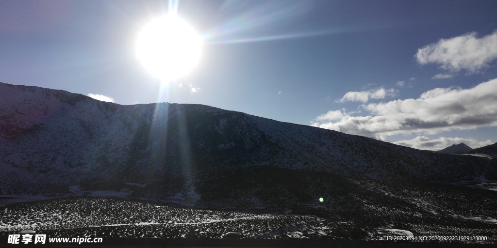 蓝天日出雪山风光