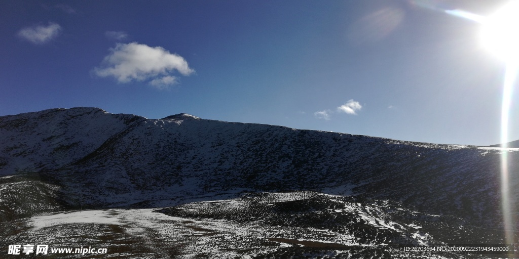 雪山日出风景