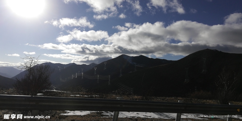 蓝天白云高山风景