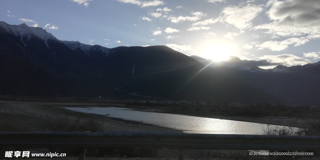 高山湖泊日出风景