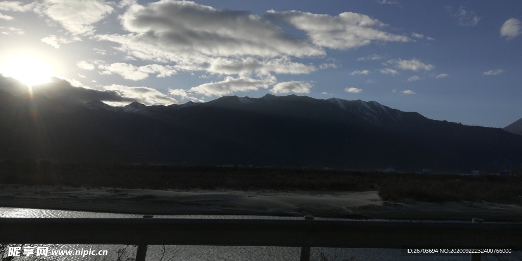 高山大河日出