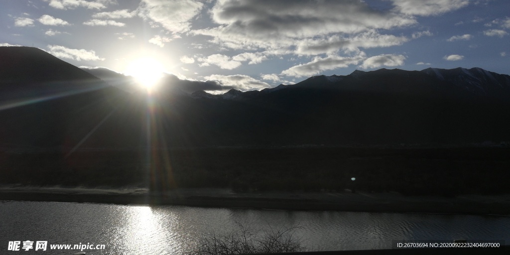 高山大河日出风景