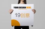 手持海报样机