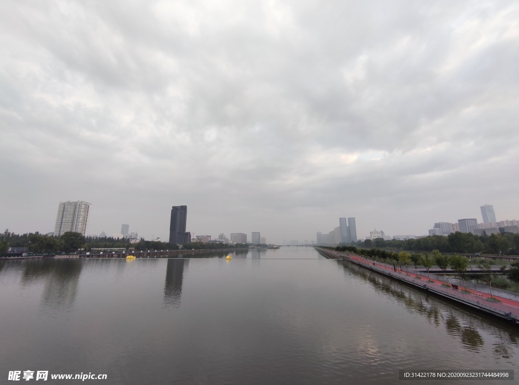 河边城市风景图