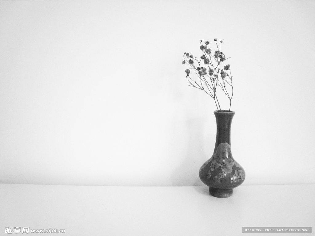 简约淡色花瓶插花