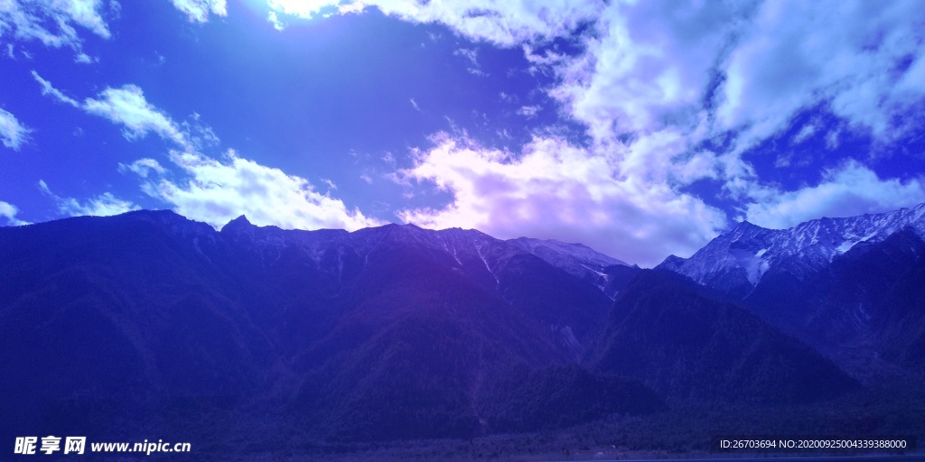 蓝天白云雪山山峰