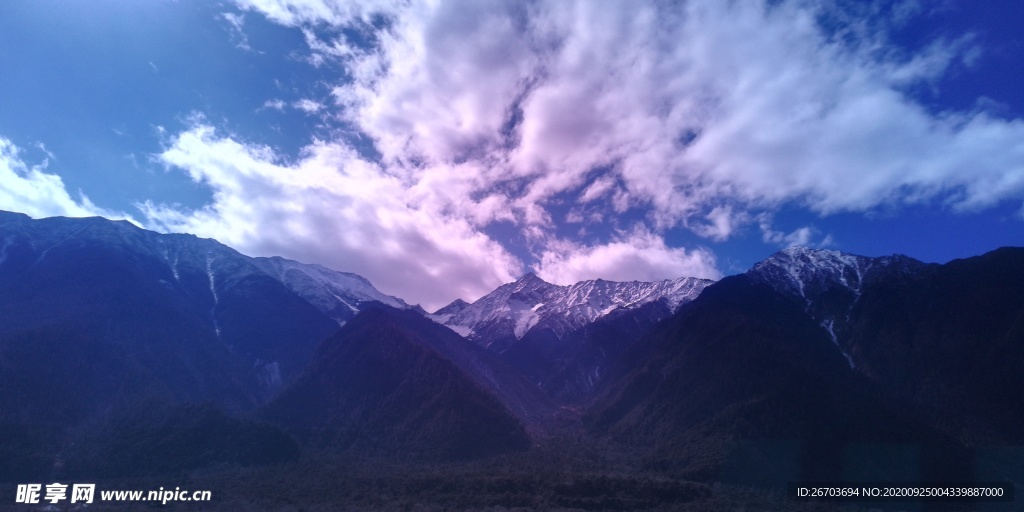 蓝天白云连绵雪山风景