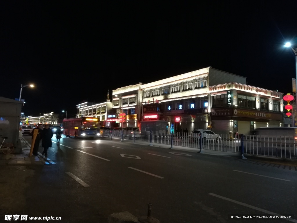 城市街道大楼灯光夜景