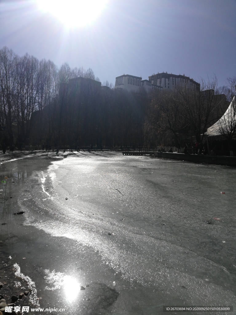 结冰的湖泊日出风景