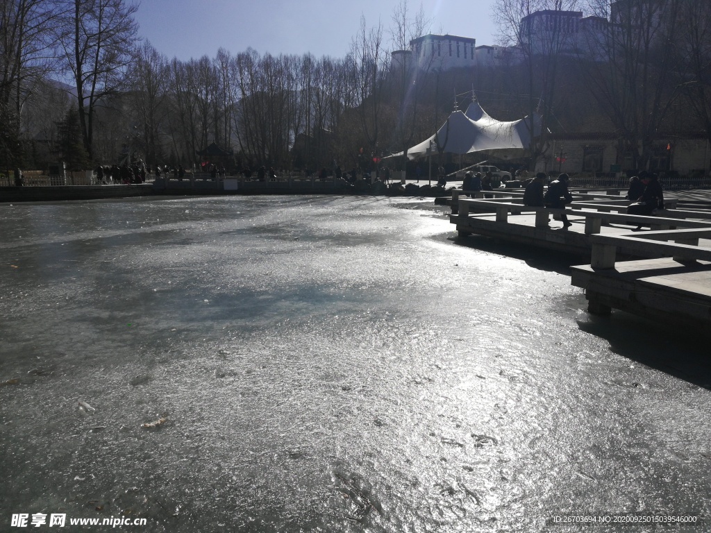 结冰的湖泊公园建筑图片