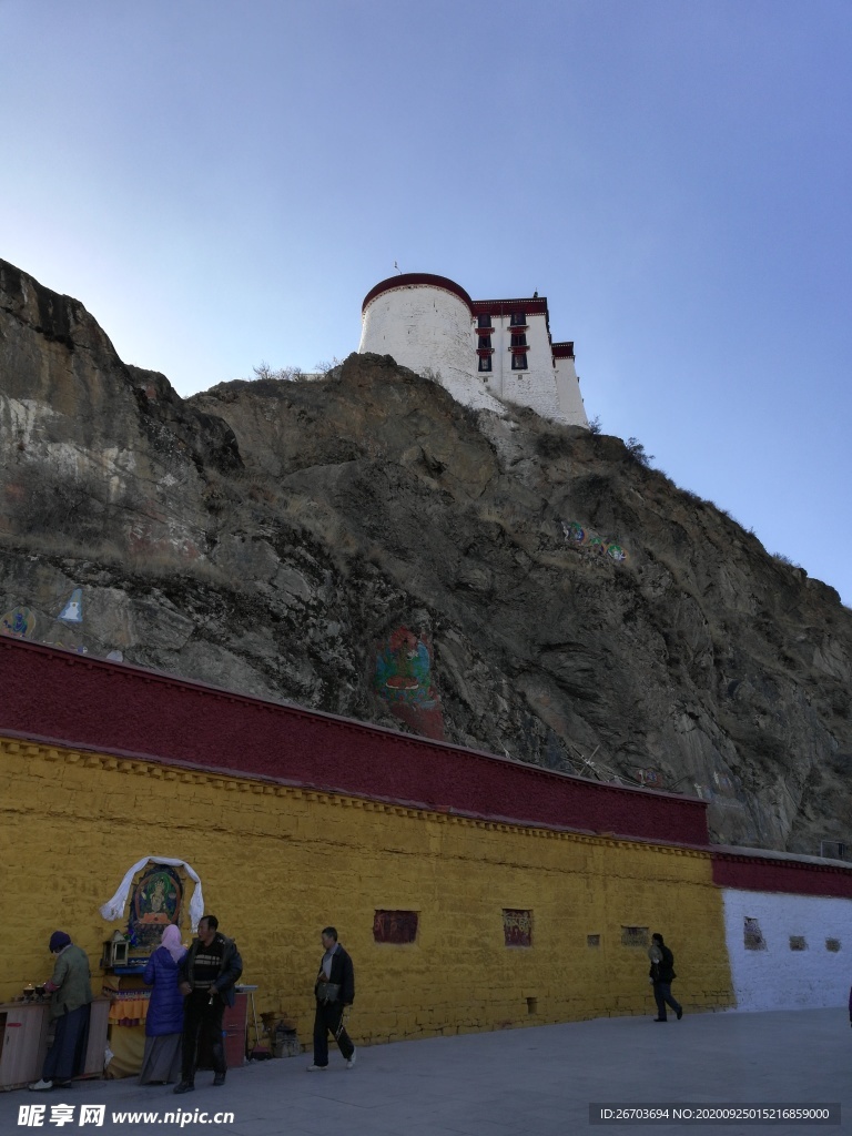 大山山顶房屋古建筑图片