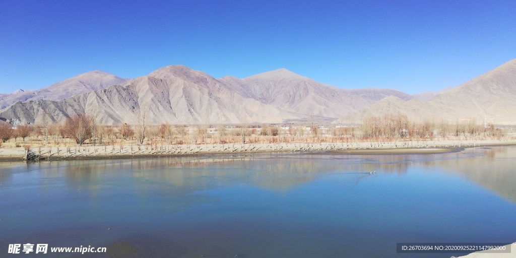 高山湖泊风景