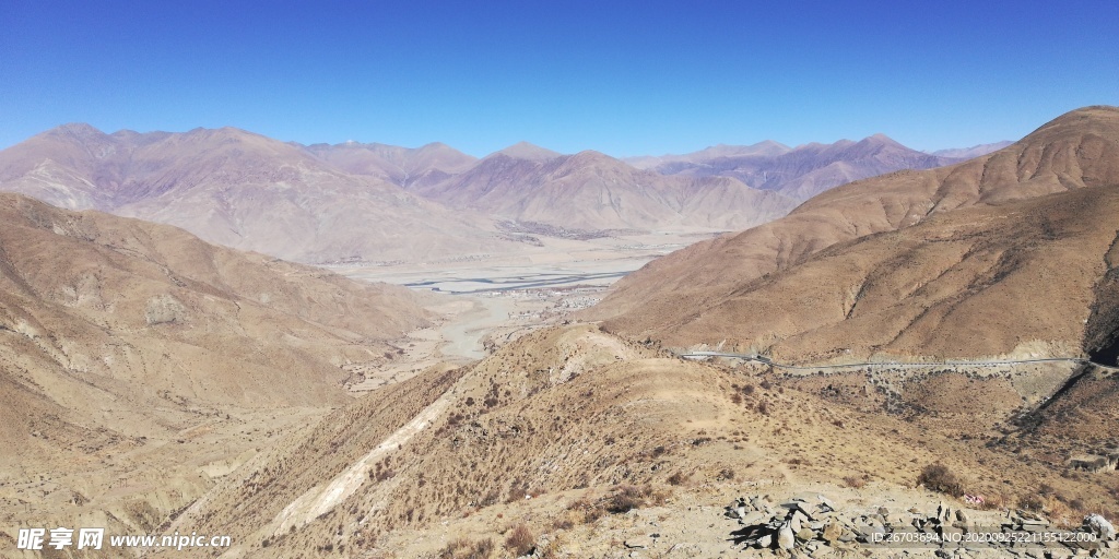 荒芜的大山风景