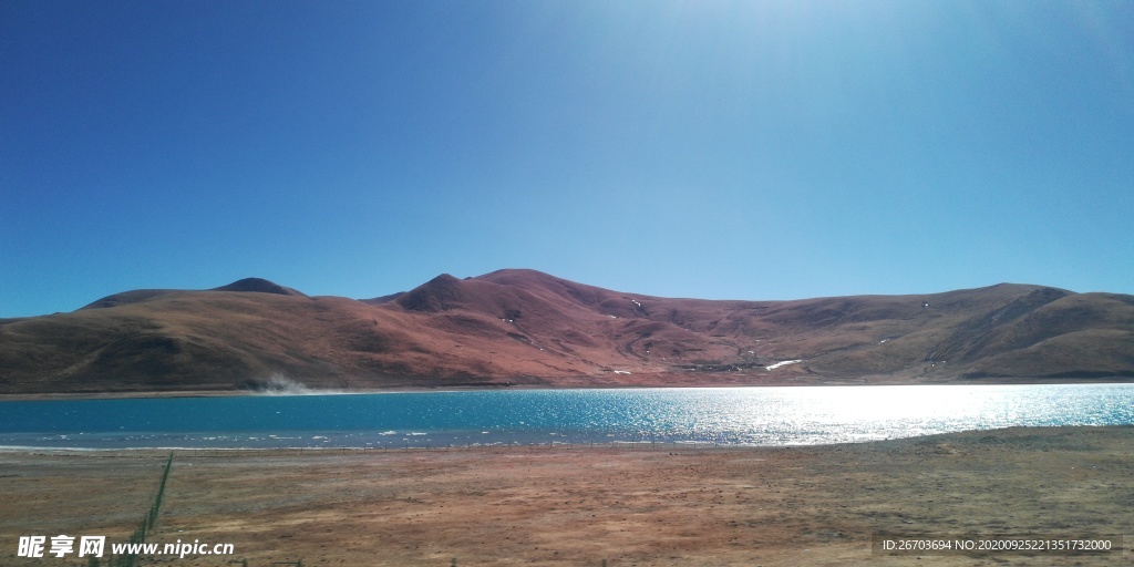 蓝天大山湖泊草地风光