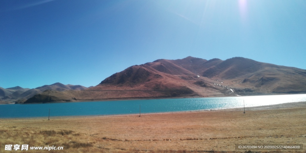 蓝天高山湖泊风光