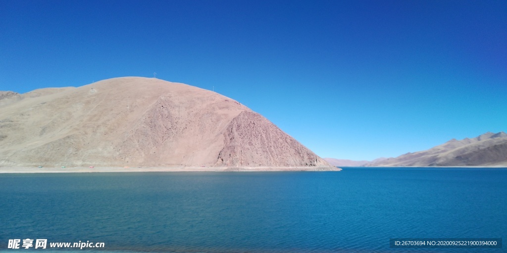 大山湖泊风景