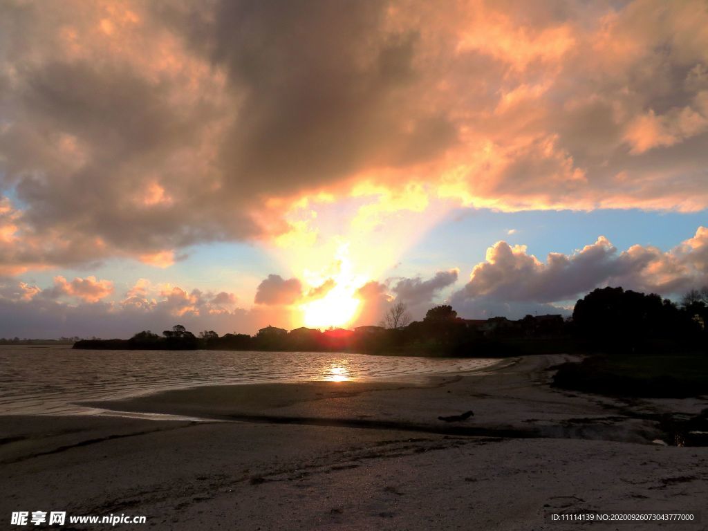 新西兰海滨夕阳风景