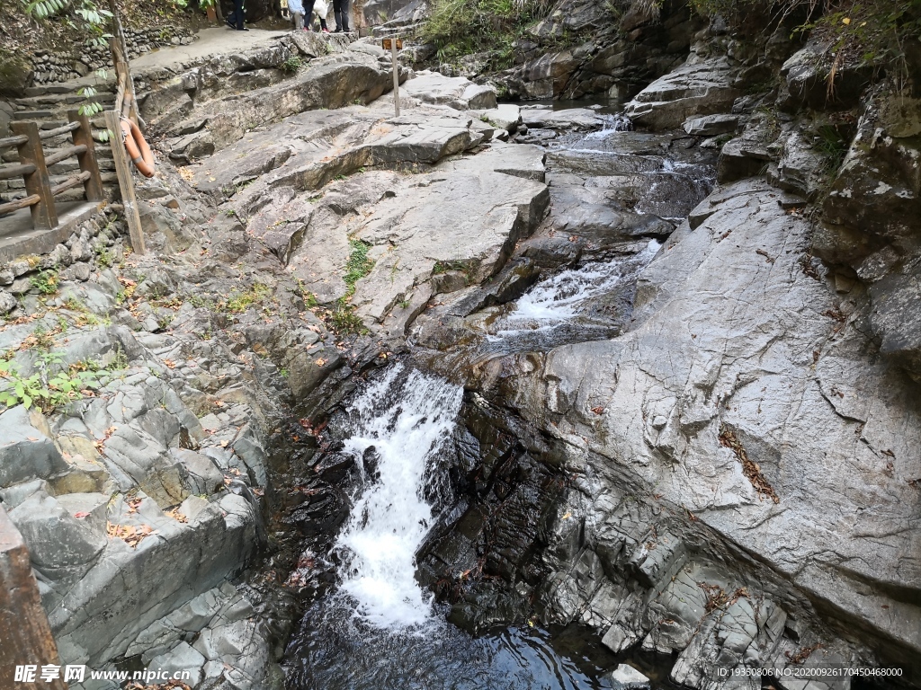 山里岩石上的溪流