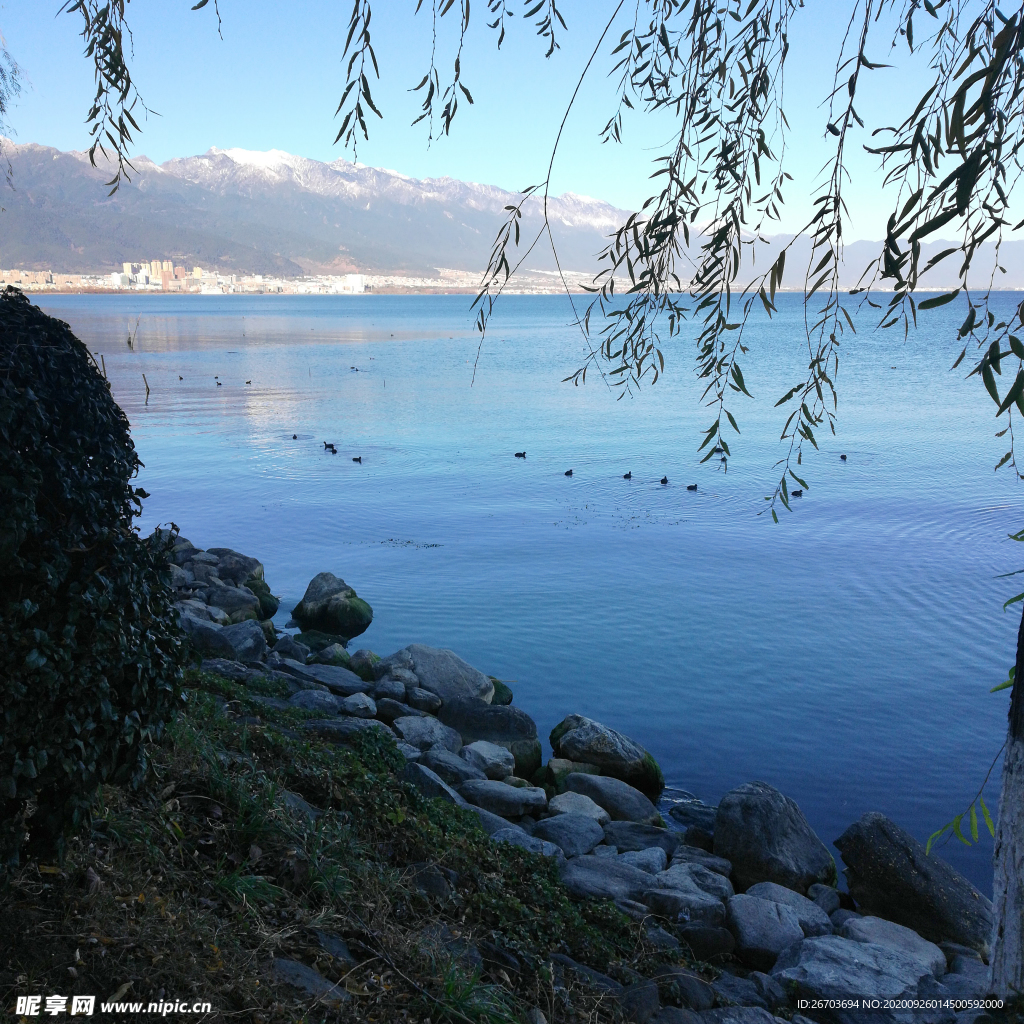 大山湖泊风景