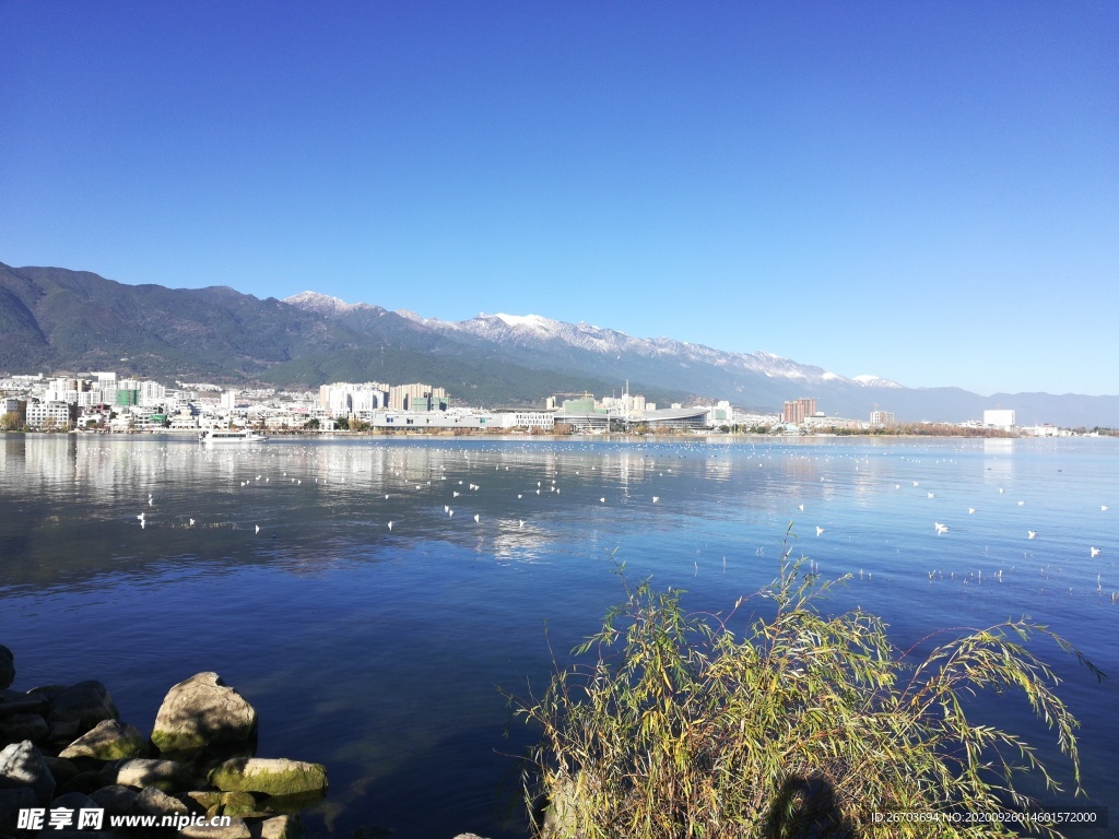 大山湖泊风景