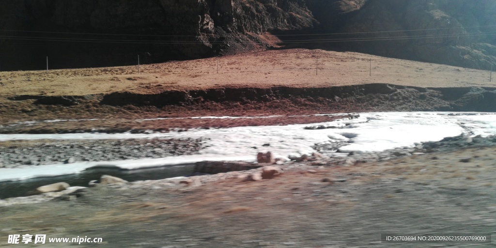 大山峡谷雪地风光