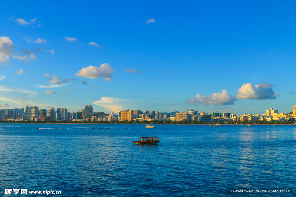 蓝天下的大海美景