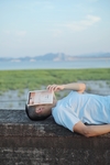 睡在石板上的男子